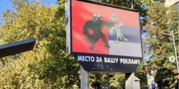 FOTO VIRALE/ Hakerohet billbordi në Serbi, Shqiponja me dy krerë ‘kap prej fyti’ atë serbe në mes të qytetit