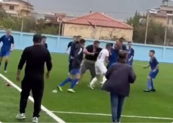 Klubi i Butrintit nxjerr VIDEON e rëndë, sherr masiv mes lojtarëve dhe prindërve në futbollin shqiptar