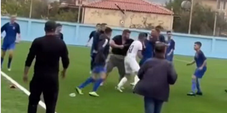 Klubi i Butrintit nxjerr VIDEON e rëndë, sherr masiv mes lojtarëve dhe prindërve në futbollin shqiptar