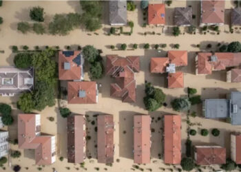 VIDEO/ Përmbytje masive në Italinë verilindore, një person humb jetën, makina e tij u mor para nga vërshimet e fuqishme të ujit