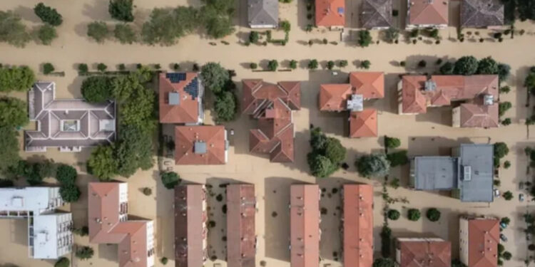 VIDEO/ Përmbytje masive në Italinë verilindore, një person humb jetën, makina e tij u mor para nga vërshimet e fuqishme të ujit