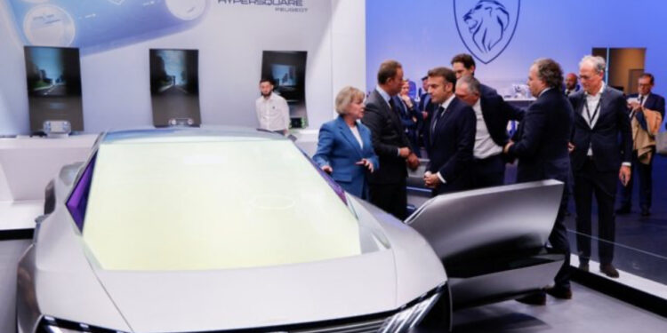 Makinat elektrike dominojnë në Panairin e Makinave të Parisit