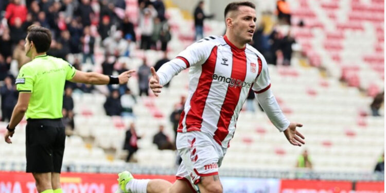 VIDEO/ Rey Manaj i papërmbajtshëm, dopieta e lushnjarit i jep fitoren Sivassporit