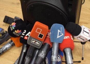 Përqendrimi i pronësisë së mediave në duart e disa biznesmenëve vështirëson punën e gazetarëve