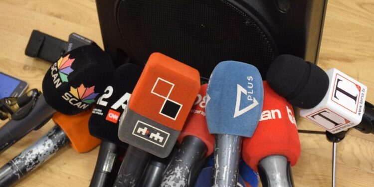 Përqendrimi i pronësisë së mediave në duart e disa biznesmenëve vështirëson punën e gazetarëve