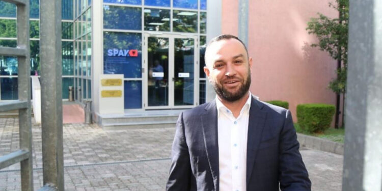 EMRI/ I njohur për drejtësinë, ja kush është personi i dytë i arrestuar së bashku me ish deputetin