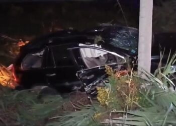 Aksident në autostradën Lushnjë-Rrogozhinë/ Makina përplaset me shtyllën e tensionit, plagoset një person, ndërpritet energjia elektrike në Konjat