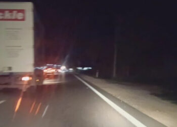 Makina me shpejtësi të lartë përplaset me shtyllën, lë pa drita të gjithë zonën