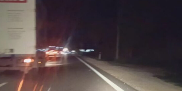 Makina me shpejtësi të lartë përplaset me shtyllën, lë pa drita të gjithë zonën