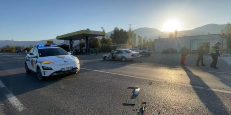 Aksidenti i trefishtë në aksin Lezhë-Shkodër, plagoset burri dhe gruaja shtatzënë