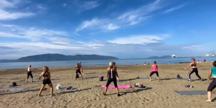 Rama nxjerr pamje nga Vlora: Kthyer në palestër për një grup turistësh