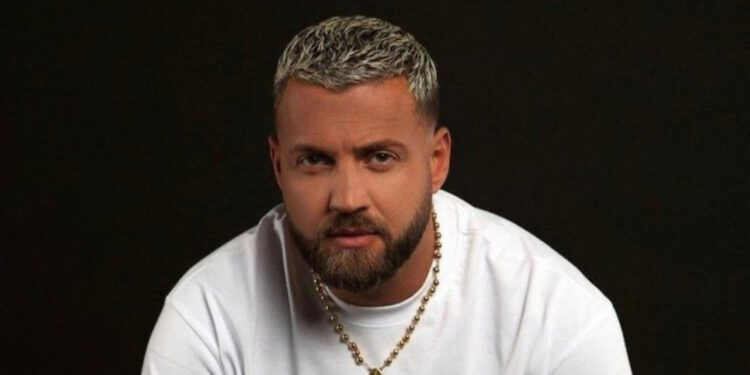 FOTO/ Rrjeti po zien! Dalin mesazhet e Luiz Ejllit me vajzën misterioze nga Kosova