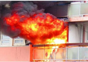 Përfshihet nga flakët një banesë pranë Gjykatës së Burrelit, dyshohet se një person është bllokuar brenda