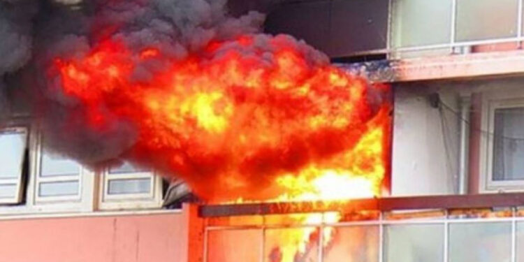 Përfshihet nga flakët një banesë pranë Gjykatës së Burrelit, dyshohet se një person është bllokuar brenda