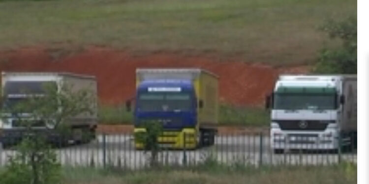 Ekskluzive/ Serbia bllokon kamionet me perime nga Shqipëria, qeveria shqiptare hesht