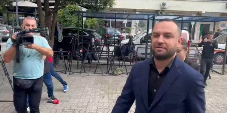 5 telefona celularë të fshehur/ Çfarë gjeti SPAK-u në shtëpinë e socialistit Jurgis Çyrbja?