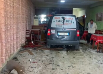 Aksident në Lushnjë, dy makina përfundojnë brenda në lokal, plagoset njëri drejtues