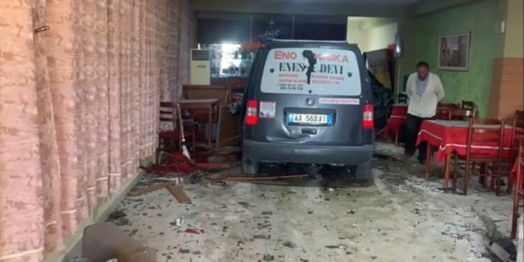 Aksident në Lushnjë, dy makina përfundojnë brenda në lokal, plagoset njëri drejtues