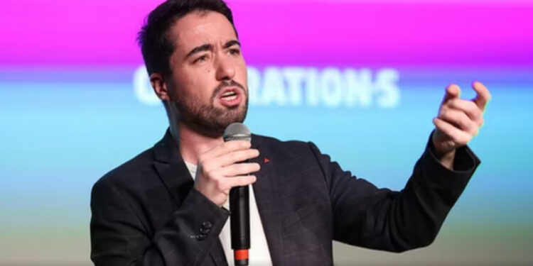 Deputeti francez kapet duke blerë drogë në rrugë