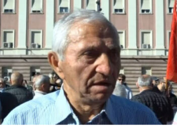 “Kërkoj pension 400 mijë lekë”, i moshuari protestë para Kryeministrisë: Presidenti 4 MILION lekë është vetëm 1 kukull, deputetët…