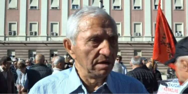 “Kërkoj pension 400 mijë lekë”, i moshuari protestë para Kryeministrisë: Presidenti 4 MILION lekë është vetëm 1 kukull, deputetët…