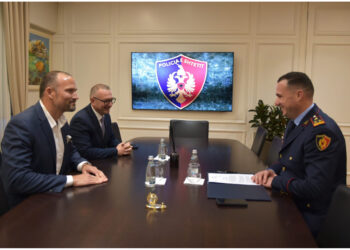 Proda pret shefin e sigurimit në Ambasadën Amerikane pa asnjë drejtor pranë: I vendosur për të bashkëpunuar dhe punuar SHBA