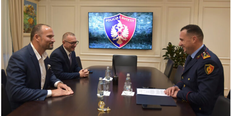 Proda pret shefin e sigurimit në Ambasadën Amerikane pa asnjë drejtor pranë: I vendosur për të bashkëpunuar dhe punuar SHBA