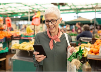 Studimi: Ushqimet që duhet të ndërprisni që të mos t’ju tradhtojë zemra pas të 50-ave