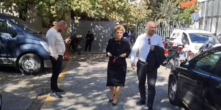 Nis seanca në GJKKO, mbërrin në gjykatë Monika Kryemadhi