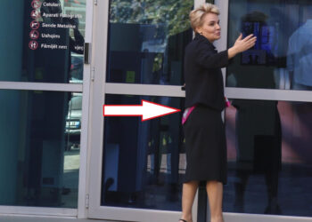 Foto-Lajm/ Provokim i Kryemadhit, hyn në sallën e gjyqit me shallin me logon e PS të lidhur në brez!