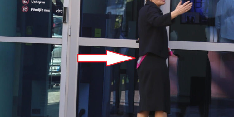 Foto-Lajm/ Provokim i Kryemadhit, hyn në sallën e gjyqit me shallin me logon e PS të lidhur në brez!