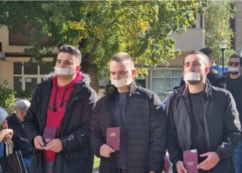 Me ngjitës në gojë, studentët në Mitrovicë protestojnë në heshtje