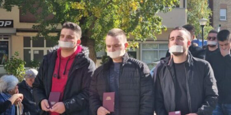 Me ngjitës në gojë, studentët në Mitrovicë protestojnë në heshtje