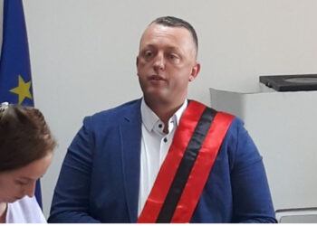 “Si do e mbyllësh çështjen me SPAK, sa milionë euro i dhe o kriminel?” Kryebashkiaku i Matit kërcënon qytetarin në komente: Bujar budallai këto do mi thuash në sy!