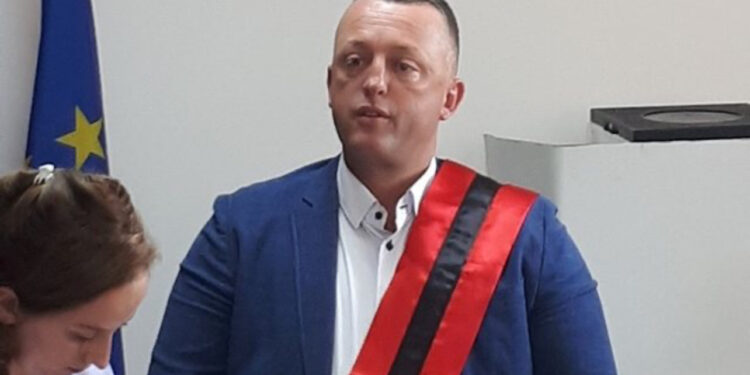 “Si do e mbyllësh çështjen me SPAK, sa milionë euro i dhe o kriminel?” Kryebashkiaku i Matit kërcënon qytetarin në komente: Bujar budallai këto do mi thuash në sy!