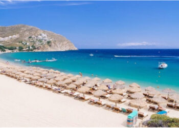 Shezlone vetëm për hotelet, publikohet rregullorja, ja si do ndahen plazhet në vend