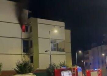 E rëndë në Fier! Djali tenton të vrasë prindërit e tij, i vë flakën banesës ku ata ishin dhe iu mbyll dyert mos të dalin, policia e arreston