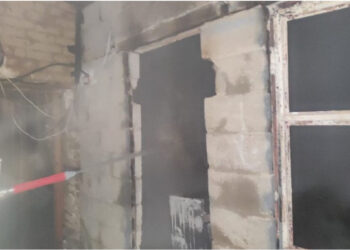 Përfshihet nga flakët banesa në Maliq, shkak shkëndija elektrike