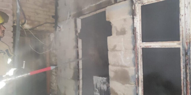 Përfshihet nga flakët banesa në Maliq, shkak shkëndija elektrike