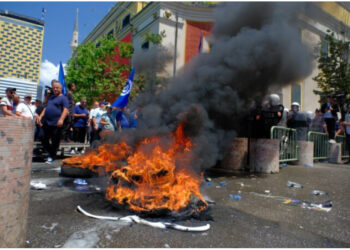 Bllokohen rrugët, opozita tek dera e bashkisë Tiranë