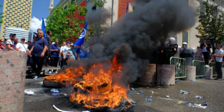 Bllokohen rrugët, opozita tek dera e bashkisë Tiranë