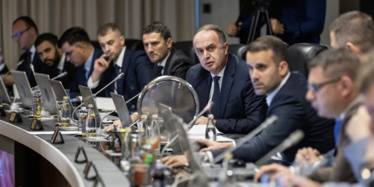 ‘Nëse kafshon shumë, mund t’i thyejë dhëmbët’! Gjeloshaj përplaset me rusët