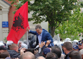 Protestë para bashkisë, Blushi: Mos na provokoni, me Metën kaluat vijën e kuqe