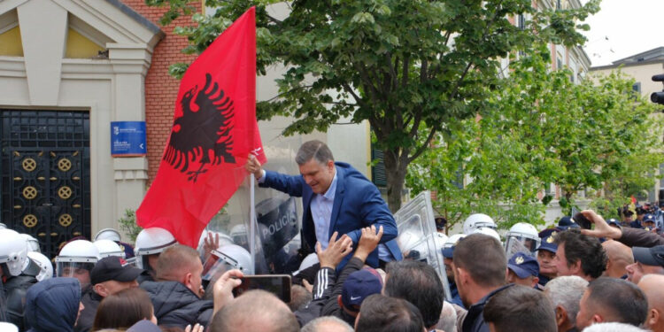 Protestë para bashkisë, Blushi: Mos na provokoni, me Metën kaluat vijën e kuqe