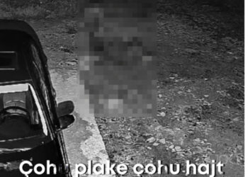 Pamje TRONDITËSE në Tiranë, djali tërheq ZVARRË nënën: Çohu moj gore…