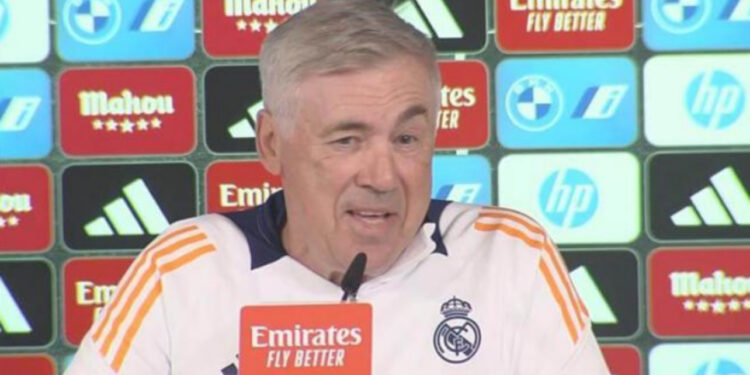 Carlo Ancelotti bën lapsus në mes të konferencës për El Clasico: Gabimi i tij shkaktoi të qeshura