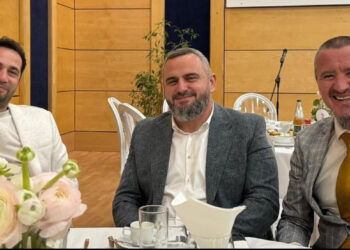 Hoxhallarët që përdoren nga politika për të bërë para dhe “fatura që paguan” imazhi i fesë Islame në Shqipëri