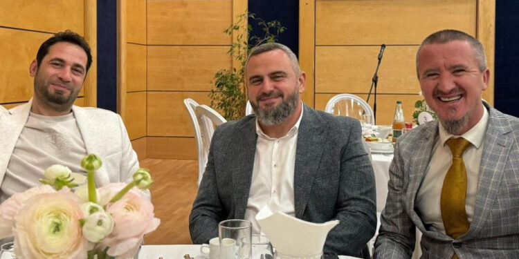 Hoxhallarët që përdoren nga politika për të bërë para dhe “fatura që paguan” imazhi i fesë Islame në Shqipëri