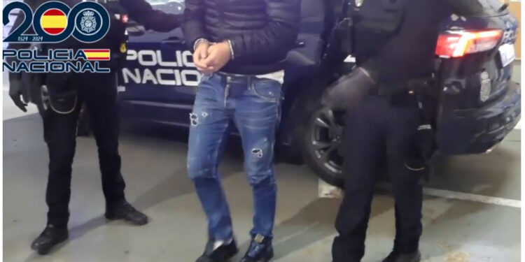 I dënuar me burgim të përjetshëm, arrestohet në aeroportin e Valencias shqiptari! 43-vjeçari dyshohet se…