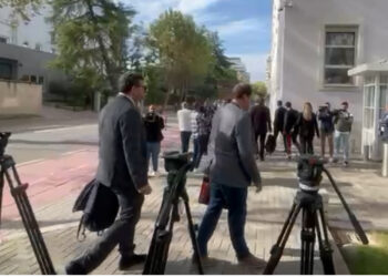 Rama takohet me eurodeputetët, qytetari i drejtohet Belerit: O Vrasës!